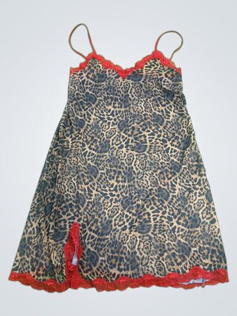 Leoprint-Unterkleid mit roter Spitzenverzierung