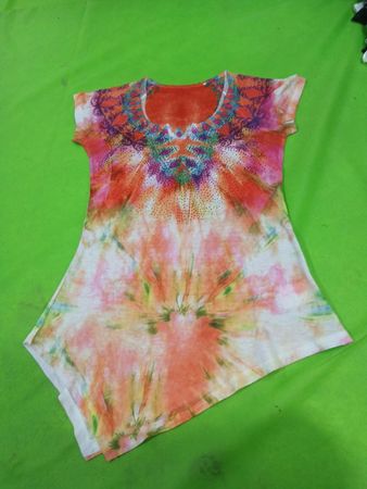 T-Shirt mit Batikmuster und verzierter Halslinie