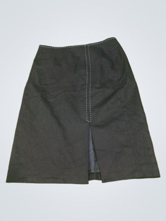 Schwarzer A-Linien-Rock mit weißen Nähten
