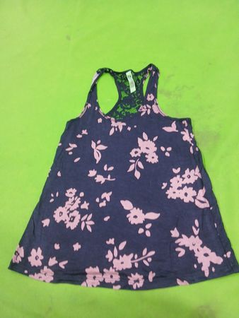 Dunkelblaues Tanktop mit rosa Blumenmuster und Spitzenrücken