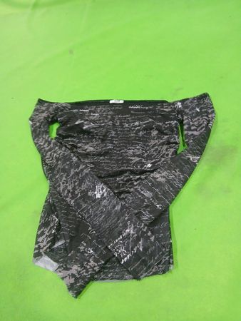 Schwarzes langärmeliges Off-Shoulder-Oberteil mit Schriftzugdruck