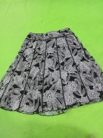 Schwarz-weiß gemusterter Blumenrock