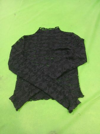Schwarzes Spitzenshirt mit hohem Kragen und langen Ärmeln