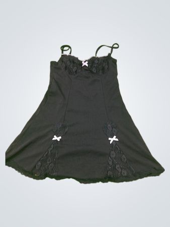 Schwarzes Slip-Kleid mit Spitzenbesatz
