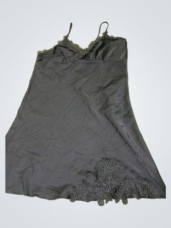 Schwarzes Nachthemd mit Spitzenbesatz