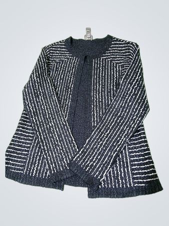 Damenjacke in Schwarz und Weiß mit Streifen und strukturierter Oberfläche