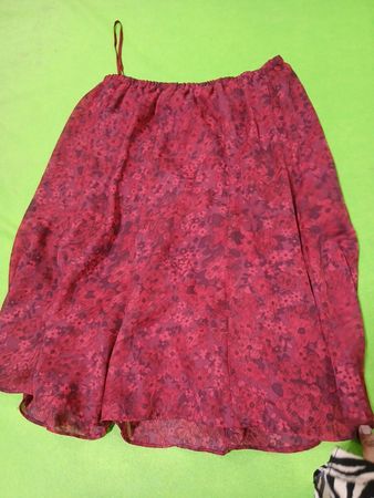 Roter Rock mit Blumenmuster