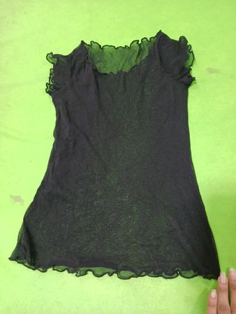 Schwarzes transparentes Mesh-Oberteil mit Rüschenbesatz