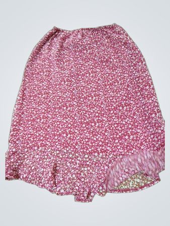 Röckchen mit pinkem Blumenmuster und Rüschen