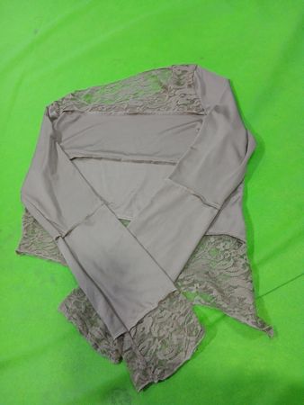 Beiges Spitzenbesatz-Cropped-Top
