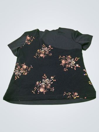 Schwarzes T-Shirt mit Blumenstickerei
