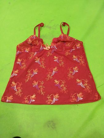 Rotes Unterhemd mit Blumenmuster