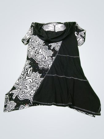 Marie Claire Boutiques schwarzes und weißes Oberteil mit Blumenmuster und asymmetrischem Schnitt