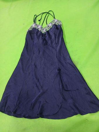 Marineblaues Trägerkleid mit Spitzensaum