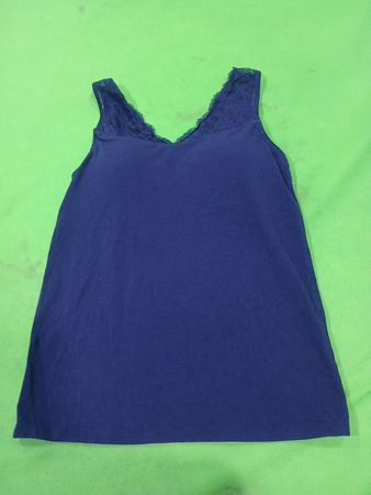 Marineblaues Tanktop mit Spitzenbesatz