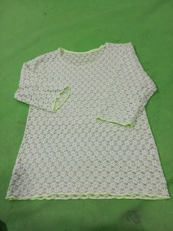 Weißes Spitzentop mit Neonbesatz