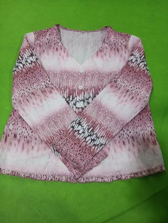 Damenbluse mit langem Arm in Pink und Weiß mit abstraktem Druck