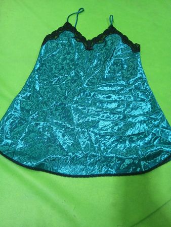 Teal-Satin-Negligé mit schwarzer Spitzeneinfassung