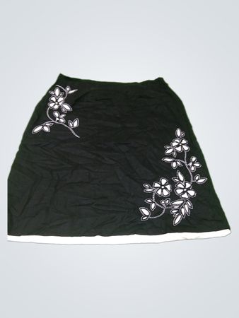 Talbots Petite schwarzer Rock mit weißer Blumenstickerei