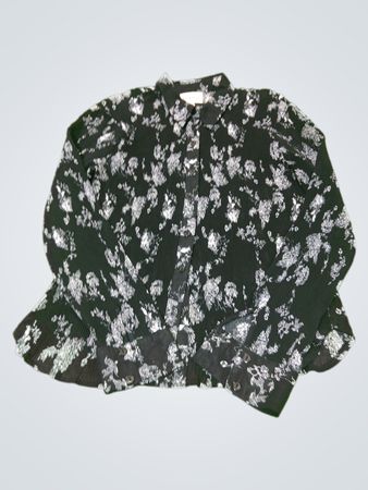 Traditionelles schwarzes Hemd mit Blumenmuster und Faltenlegung