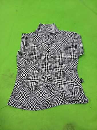 NOVE Schwarz-weißes Hemd mit geometrischem Muster und Knopfleiste