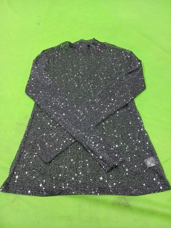 Schwarzes Langarmshirt mit weißen Sternen