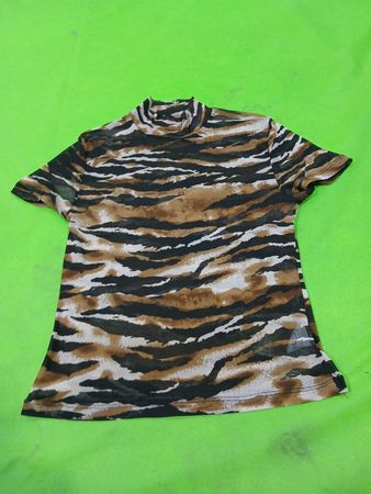 T-Shirt mit Tigerprint und Mockneck