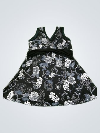 Schwarz-weißes Blumenkleid