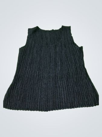 Schwarzes plisseeärmelloses Top