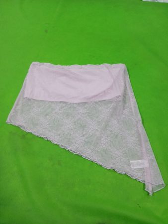 Rosa mit Spitze verziertes Tuch