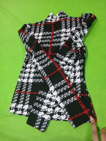 Schwarz-weiß-rot karierte Bluse