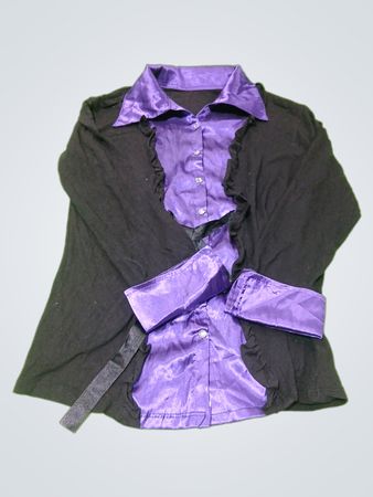 Schwarze und lila Bluse
