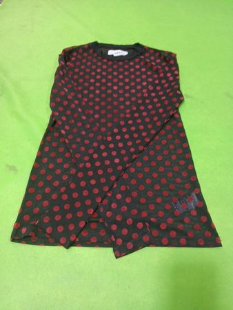 Schwarzes und rotes, gepunktetes Langarmshirt