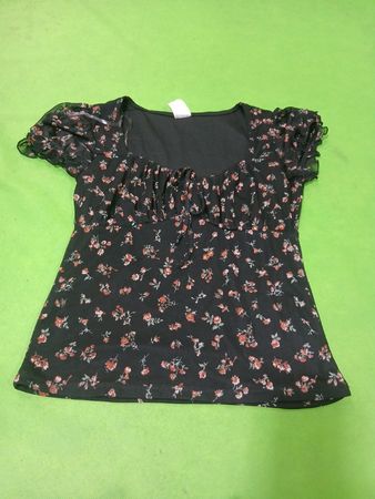 Schwarzes Oberteil mit Blumenmuster und Puffärmeln