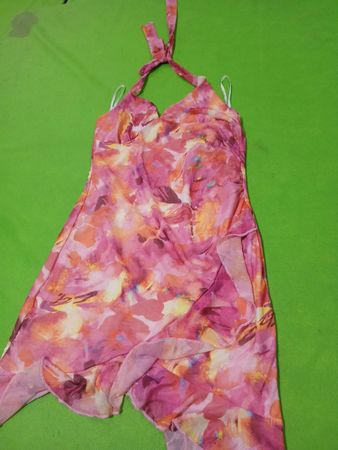 Pinkes florales Neckholder-Kleid