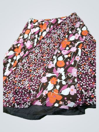 Jessica Rock mit Blumenmuster