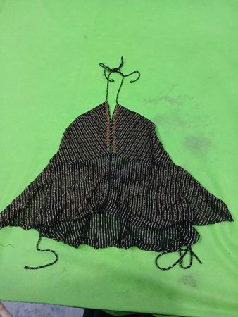 Schwarzes Neckholder-Top mit goldenen Streifen