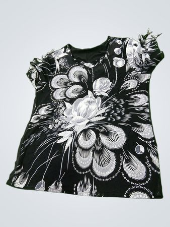 Schwarzes T-Shirt mit Blumenmuster