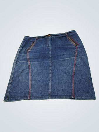 Denim-Rock mit roten Nähten und Reißverschlusstaschen