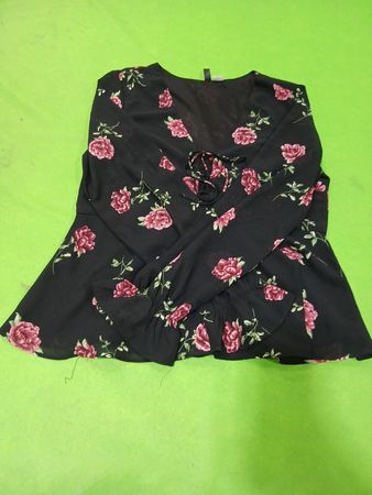 H&M Divided Blumenmuster-Peplum-Bluse