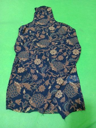 Dunkelblaues Turtleneck-Oberteil mit Blumenmuster