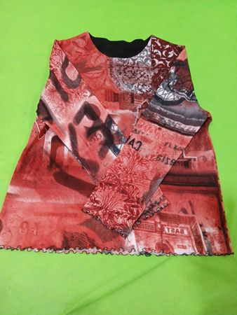 Rotes Mesh-Oberteil mit langen Ärmeln und durchgehendem Print