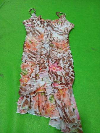 Gerüschtes Kleid mit Tier- und Blumenmuster