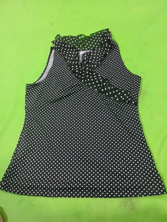 Suzy by Suzy Shier Polka-Dot-Rüschenausschnitt ärmelloses Top