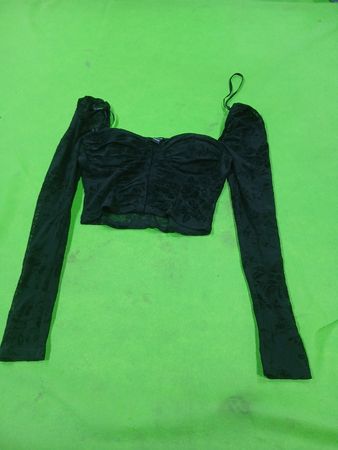 Windsor Schwarzes Burnout-Samt-Cropped-Oberteil mit langen Ärmeln