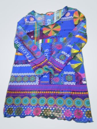CHACOK blaues Kleid mit Blumenmuster und dem Text "FLOWERS