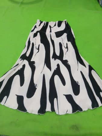 Plissierter Rock mit abstraktem Druck