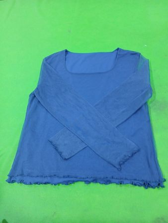 Blaues Mesh-Oberteil mit langen Ärmeln