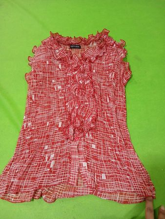 ONLY & MODE Rote und weiße gemusterte Bluse mit Rüschen
