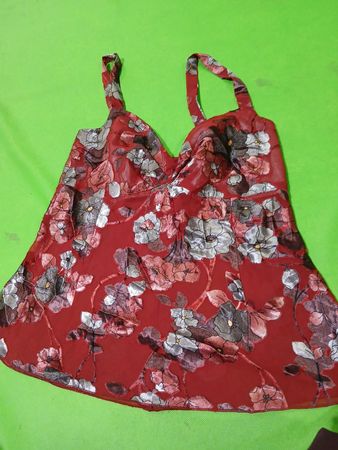 Rotes Trägertop mit Blumenmuster